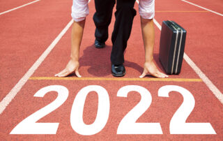 homme en costume qui se prépare à de nouveaux projet VAE en 2022