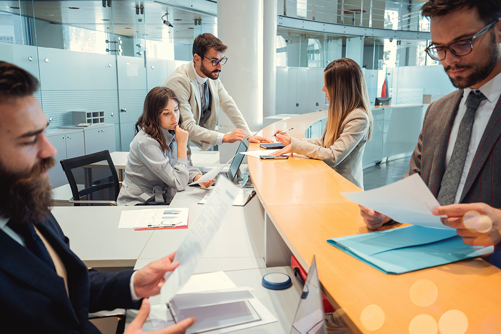 guichet de banque avec des conseillers de clientèle et des clients