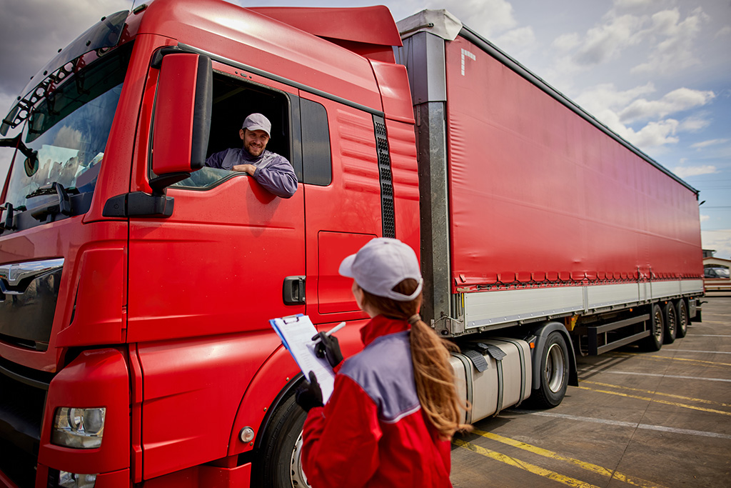 chauffeur routier au volant de son poids lourds et qui parle à un agent de transit de marchandises qui est à l