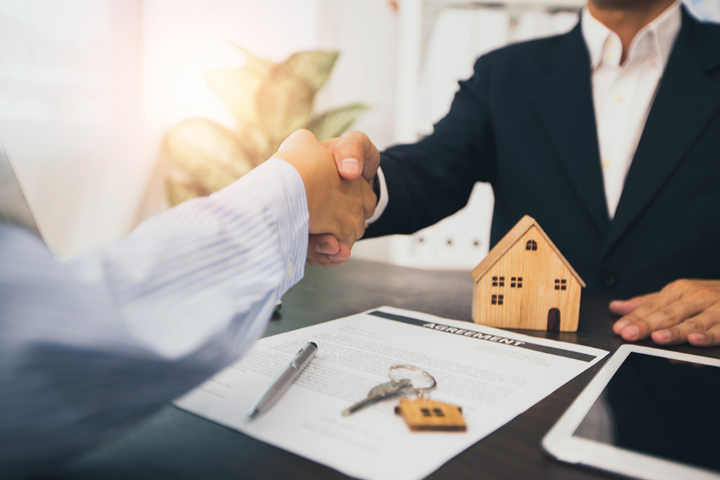 poignée de main entre agent immobilier et client pour la signature d