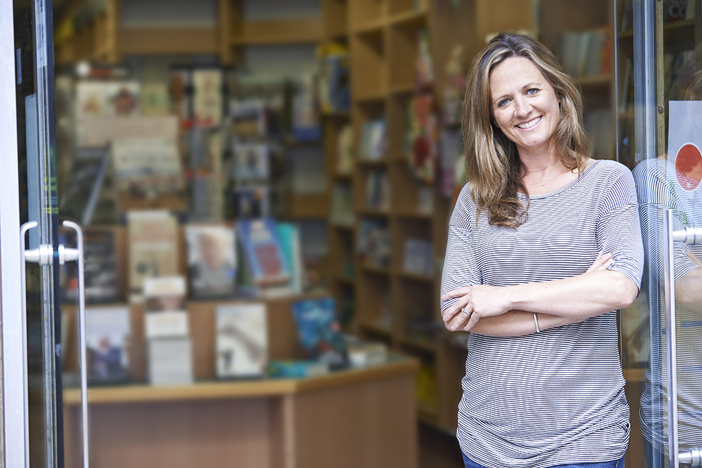 Portrait de femme en librairie propriétaire de magasin