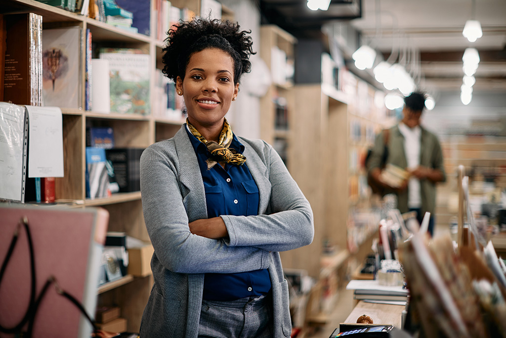 Portrait d’une propriétaire de librairie afro-américaine confiante regardant l