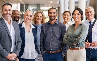 portrait d'un groupe de 8 salariés femmes et hommes souriant