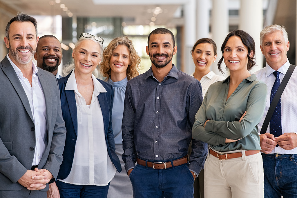 portrait d'un groupe de 8 salariés femmes et hommes souriant