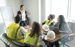 Equipe qui parle d’un nouveau projet dans le bureau