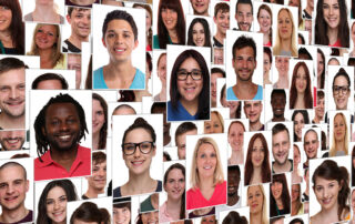 Portrait de groupe de collage d’arrière-plan de jeunes souriants de nombreuses personnes