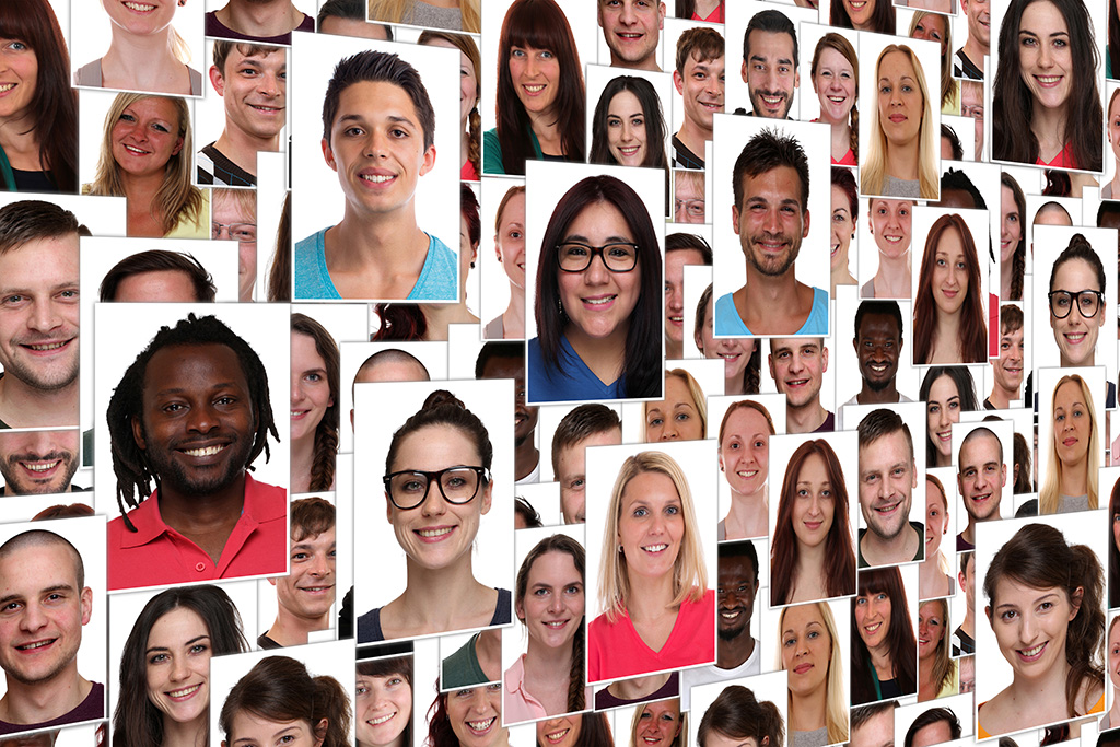 Portrait de groupe de collage d’arrière-plan de jeunes souriants de nombreuses personnes